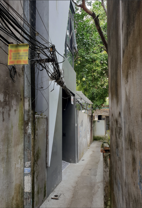 Ngõ vào ngôi nhà vát cắt nhìn ra vườn