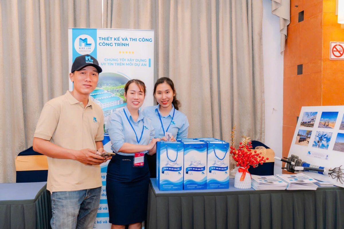 Check in bàn trưng bày Minh Lâm